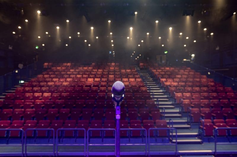 microphoneandseating-800×533-1